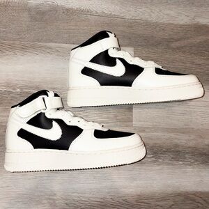 NWT WOMENS NIKE AIR FORCE 1 MID